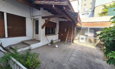 CASA DE GRAN TAMAÑO – IDEAL PARA DOS O TRES FAMILIAS – PATIO Y ESPACIO VERDE