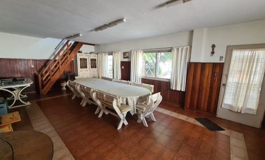 CASA DE GRAN TAMAÑO – IDEAL PARA DOS O TRES FAMILIAS – PATIO Y ESPACIO VERDE