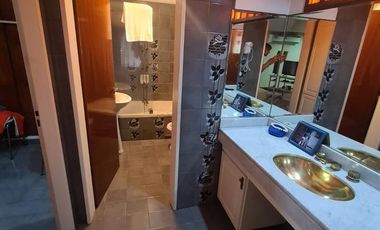 CASA DE GRAN TAMAÑO – IDEAL PARA DOS O TRES FAMILIAS – PATIO Y ESPACIO VERDE