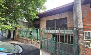 CASA DE GRAN TAMAÑO – IDEAL PARA DOS O TRES FAMILIAS – PATIO Y ESPACIO VERDE