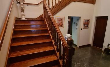 CASA DE GRAN TAMAÑO – IDEAL PARA DOS O TRES FAMILIAS – PATIO Y ESPACIO VERDE