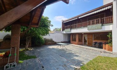 CASA DE GRAN TAMAÑO – IDEAL PARA DOS O TRES FAMILIAS – PATIO Y ESPACIO VERDE