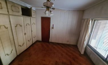 CASA DE GRAN TAMAÑO – IDEAL PARA DOS O TRES FAMILIAS – PATIO Y ESPACIO VERDE