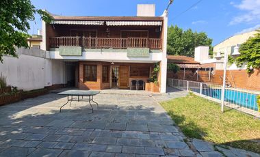 CASA DE GRAN TAMAÑO – IDEAL PARA DOS O TRES FAMILIAS – PATIO Y ESPACIO VERDE