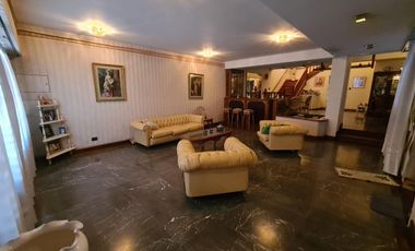 CASA DE GRAN TAMAÑO – IDEAL PARA DOS O TRES FAMILIAS – PATIO Y ESPACIO VERDE