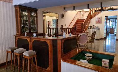 CASA DE GRAN TAMAÑO – IDEAL PARA DOS O TRES FAMILIAS – PATIO Y ESPACIO VERDE