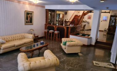 CASA DE GRAN TAMAÑO – IDEAL PARA DOS O TRES FAMILIAS – PATIO Y ESPACIO VERDE