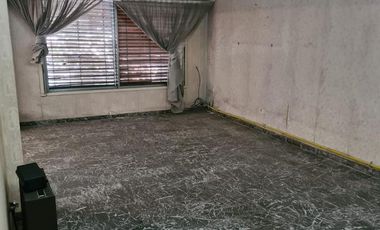 CASA DE GRAN TAMAÑO – IDEAL PARA DOS O TRES FAMILIAS – PATIO Y ESPACIO VERDE