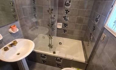 CASA DE GRAN TAMAÑO – IDEAL PARA DOS O TRES FAMILIAS – PATIO Y ESPACIO VERDE