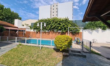 CASA DE GRAN TAMAÑO – IDEAL PARA DOS O TRES FAMILIAS – PATIO Y ESPACIO VERDE