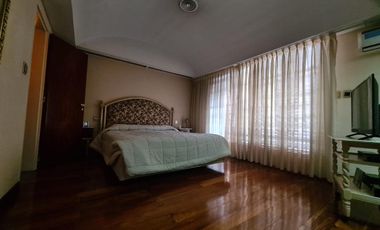 CASA DE GRAN TAMAÑO – IDEAL PARA DOS O TRES FAMILIAS – PATIO Y ESPACIO VERDE