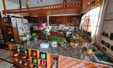 CASA DE GRAN TAMAÑO – IDEAL PARA DOS O TRES FAMILIAS – PATIO Y ESPACIO VERDE