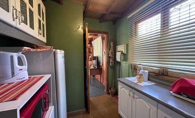 ARRIENDO DE CASA 2D 1B CON PISCINA, AMPLIO TERRENO