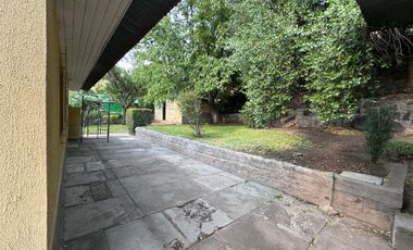 ARRIENDO DE CASA 2D 1B CON PISCINA, AMPLIO TERRENO