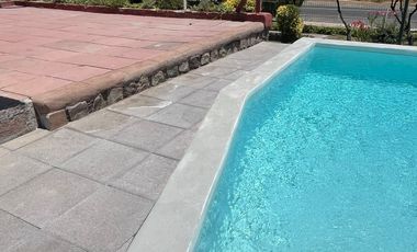 ARRIENDO DE CASA 2D 1B CON PISCINA, AMPLIO TERRENO