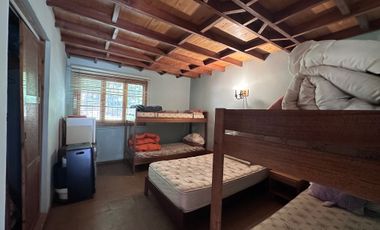 ARRIENDO DE CASA 2D 1B CON PISCINA, AMPLIO TERRENO