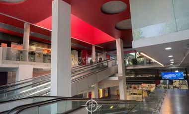 Local comercial con tráfico constante en centro comercial de Vitacura