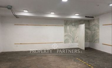 Local comercial con tráfico constante en centro comercial de Vitacura