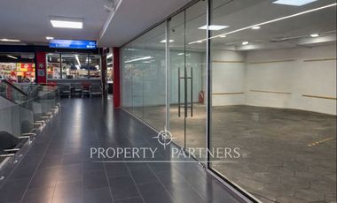 Local comercial con tráfico constante en centro comercial de Vitacura