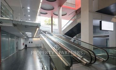 Local comercial con tráfico constante en centro comercial de Vitacura