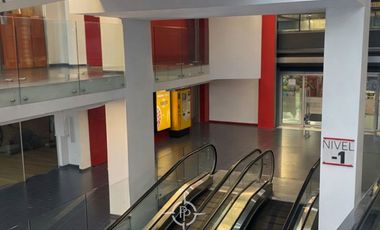 Local comercial con tráfico constante en centro comercial de Vitacura