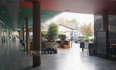 Local comercial con tráfico constante en centro comercial de Vitacura