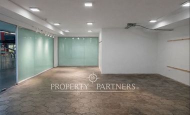 Local comercial con tráfico constante en centro comercial de Vitacura