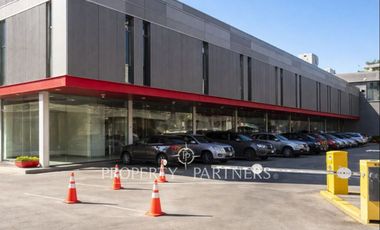 Local comercial con tráfico constante en centro comercial de Vitacura