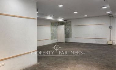 Local comercial con tráfico constante en centro comercial de Vitacura