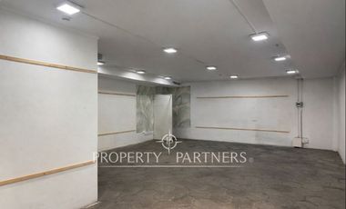 Local comercial con tráfico constante en centro comercial de Vitacura