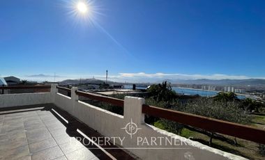 En Arriendo Gran Casa en La Herradura con Vista al Mar