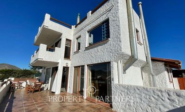 En Arriendo Gran Casa en La Herradura con Vista al Mar