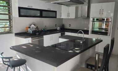 Residencia Exclusiva con Amplio Terreno en el Centro Histórico de Campeche – Barrio de San Francisco
