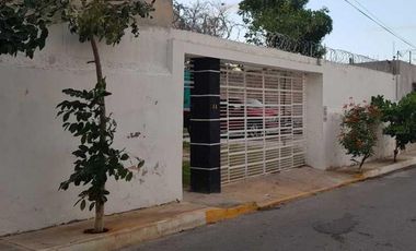 Residencia Exclusiva con Amplio Terreno en el Centro Histórico de Campeche – Barrio de San Francisco