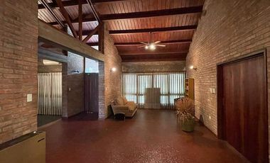 Oportunidad Sobre Nuñez (Ideal Comercio) - 5 Dorm - 2 Plantas - 400Mts2 Cubiertos