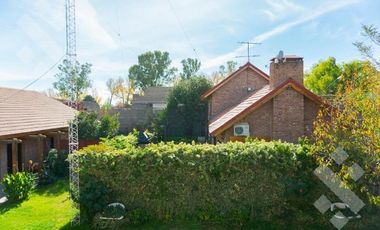 VENTA CASA 8 AMBIENTES   CASA DE HUÉSPEDES Y QUINCHO,  ALLEN-RÍO NEGRO