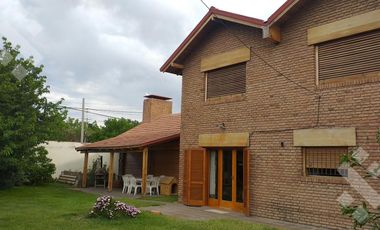 VENTA CASA 8 AMBIENTES   CASA DE HUÉSPEDES Y QUINCHO,  ALLEN-RÍO NEGRO