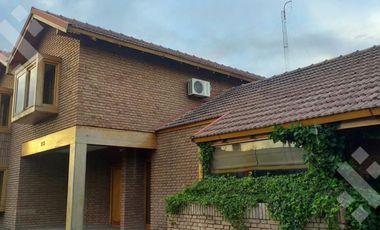 VENTA CASA 8 AMBIENTES   CASA DE HUÉSPEDES Y QUINCHO,  ALLEN-RÍO NEGRO