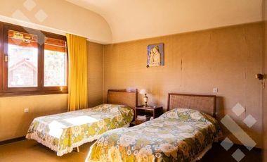 VENTA CASA 8 AMBIENTES   CASA DE HUÉSPEDES Y QUINCHO,  ALLEN-RÍO NEGRO