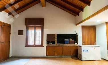 VENTA CASA 8 AMBIENTES   CASA DE HUÉSPEDES Y QUINCHO,  ALLEN-RÍO NEGRO
