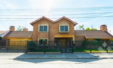 VENTA CASA 8 AMBIENTES   CASA DE HUÉSPEDES Y QUINCHO,  ALLEN-RÍO NEGRO