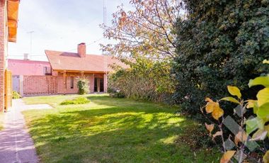 VENTA CASA 8 AMBIENTES   CASA DE HUÉSPEDES Y QUINCHO,  ALLEN-RÍO NEGRO