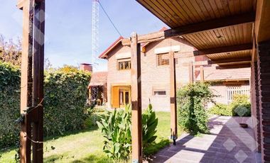 VENTA CASA 8 AMBIENTES   CASA DE HUÉSPEDES Y QUINCHO,  ALLEN-RÍO NEGRO