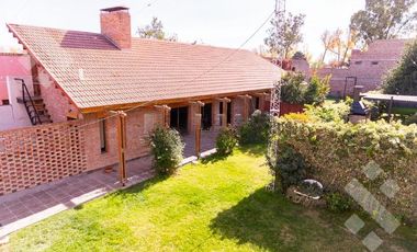 VENTA CASA 8 AMBIENTES   CASA DE HUÉSPEDES Y QUINCHO,  ALLEN-RÍO NEGRO