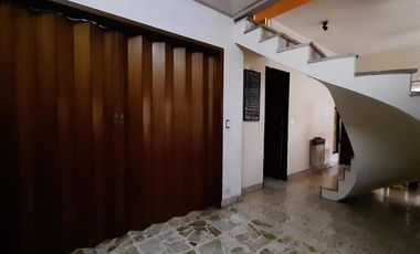 Casa 6 Ambientes - Cochera Doble - Parque Parrilla - Excelente Estado