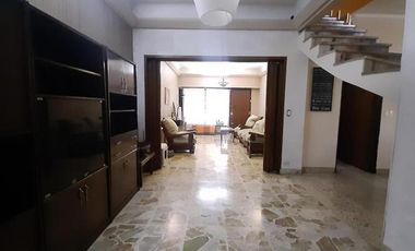 Casa 6 Ambientes - Cochera Doble - Parque Parrilla - Excelente Estado