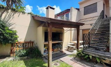 Casa 6 Ambientes - Cochera Doble - Parque Parrilla - Excelente Estado