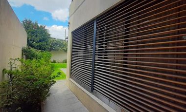 Casa 6 Ambientes - Cochera Doble - Parque Parrilla - Excelente Estado