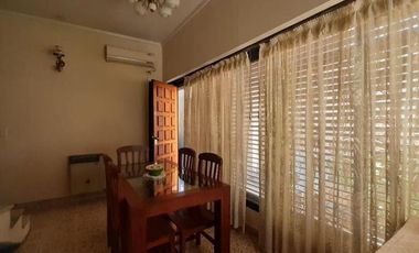 Casa 6 Ambientes - Cochera Doble - Parque Parrilla - Excelente Estado