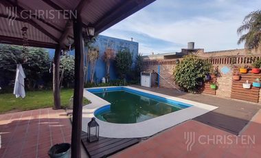 Gran casa en venta a metros de Av. Lujan y Av. 7 de Marzo
